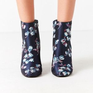 Urban Outfitter Juliet Floral Ankle Boots size 8